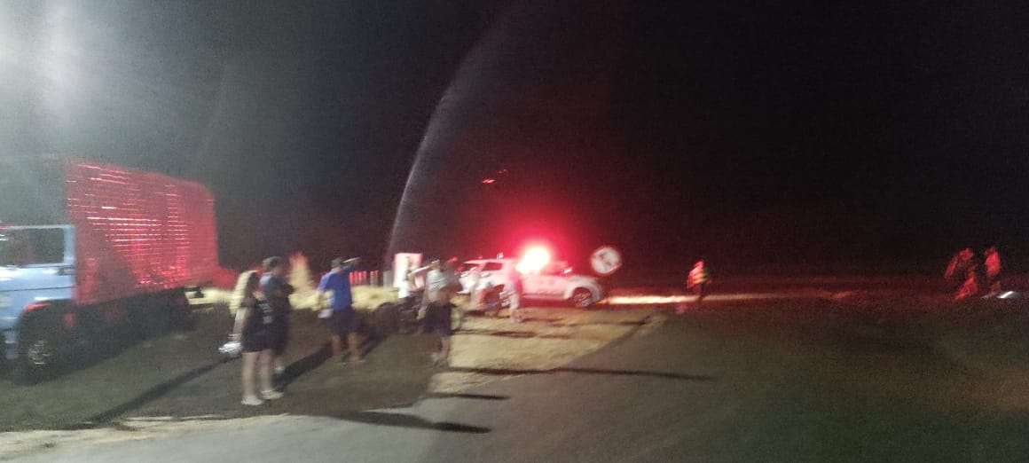 Foto 3 de 13 — AGORA: Manifestantes pró-Bolsonaro param caminhões na Washington Luís em Araraquara
